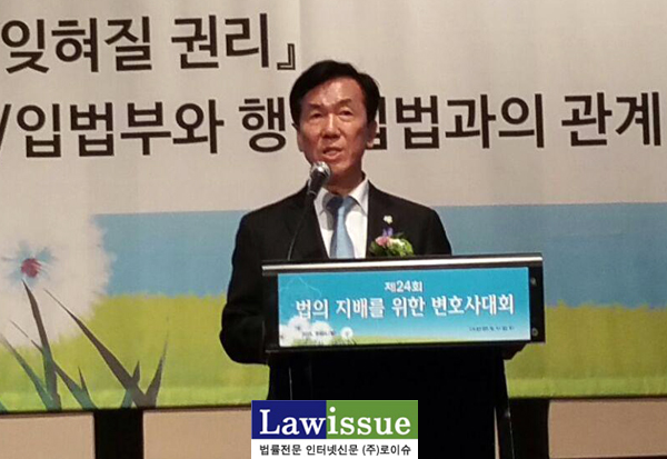 ▲변호사대회에서기조연설하는하창우변협회장