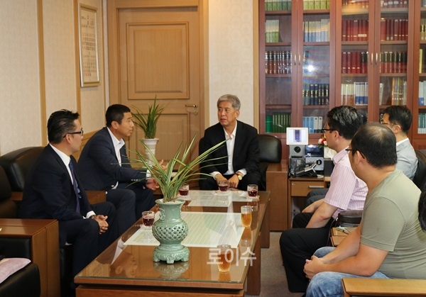 ▲박정태전감독이보호소년등야구부창단등에대해의견을나누고있다.