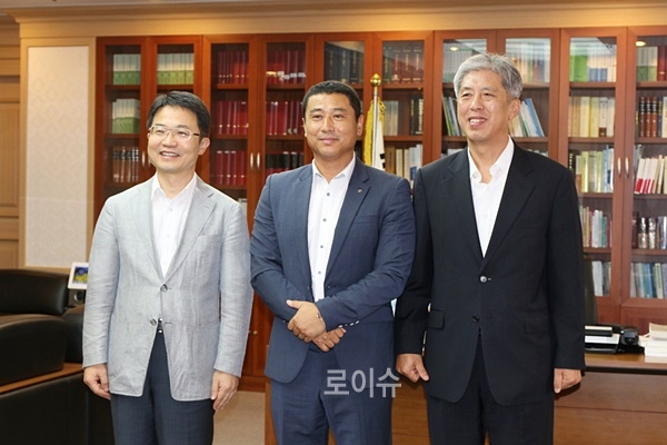 ▲(사진왼쪽부터)천종호부장판사,박정태전감독,최인석부산가정법원장이기념촬영을하고있다.(사진제공=부산가정법원)