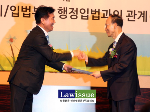 ▲하창우변협회장이조무제동아대법학전문대학원석좌교수에게한국법률문화상을시상하고있다.