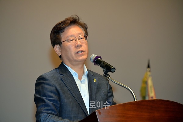 ▲이재명성남시장이참전용사와보훈가족초청행사에서인사말을하고있다.