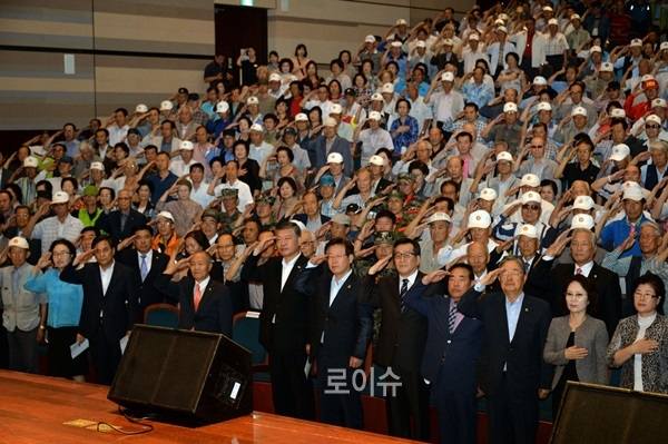 ▲참전용사와보훈가족행사에서참석자들이거수경례를하고있다.