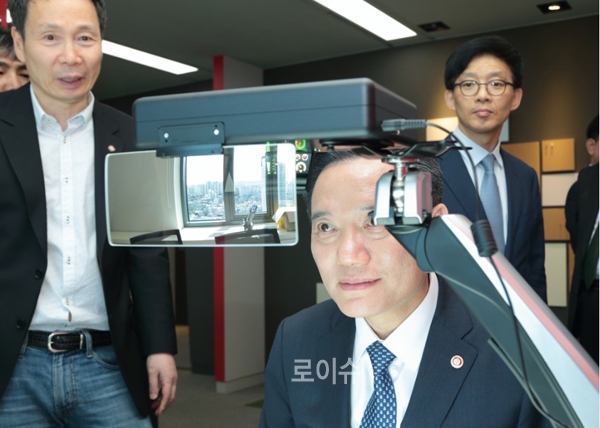 ▲김현웅법무부장관이26일오후대구창조경제혁신센터를방문하여차량용스마트HUD(헤드업디스플레이)계기판사용시연을보이고있다(사진=법무부)