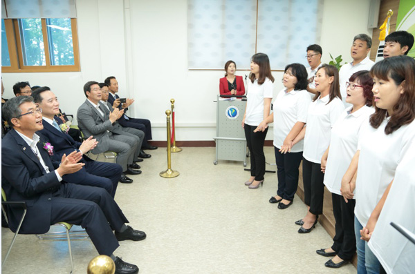 ▲반대했던주민까지참여해합창을부르고있다(사진=법무부)