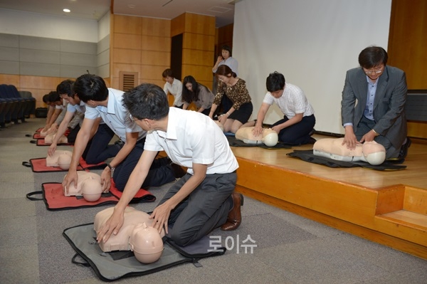 ▲심폐소생술을직접실습하고있는태평양임직원들.(사진제공=태평양)