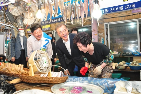 ▲문재인대표와백두현고성군수예비후보가고성시장상인과대화를나누고있다.