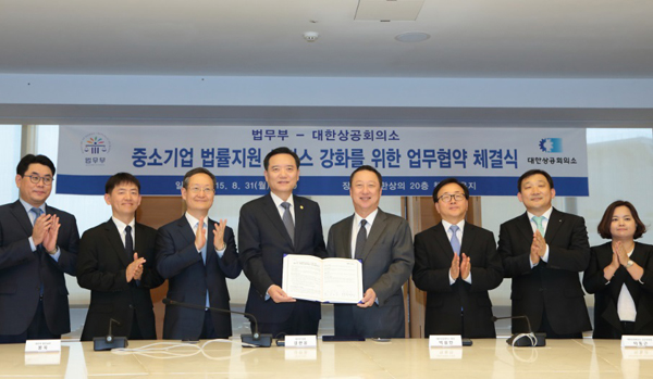 ▲김현웅법무부장관(가운데)과박용만대한상공회의소회장업무협약체결/사진=법무부