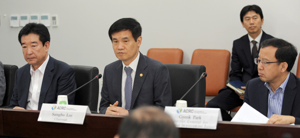 ▲국민권익위원회이성보위원장(왼쪽에서두번째)이7일정부세종청사에서태국수석옴부즈만인씨라차웡싸라양꾼(장관급)을비롯한태국옴부즈만방문단과고위급양자협의회를개최하고양국교민권익보호를위한협력방안,주요정책등에대한활발한의견교환을하고있다.(사진=권익위)