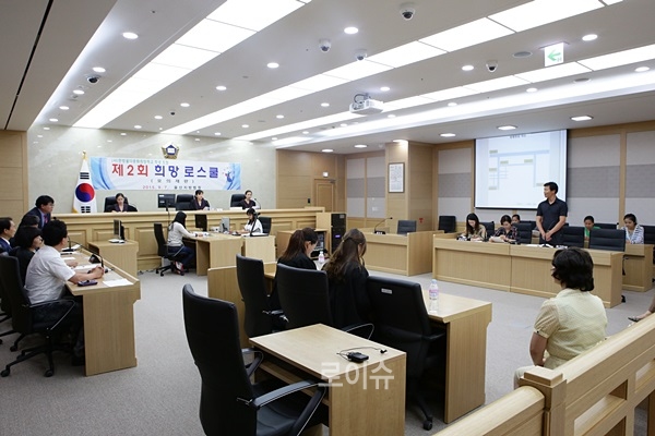 ▲301호법정에서모의재판을열고있다.(사진제공=울산지법)