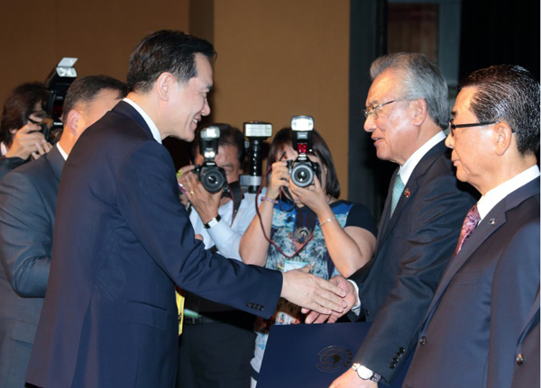 ▲김현웅장관(좌)이시상하고있다(사진=법무부)