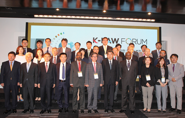 ▲단체사진촬영중인참석자들(사진-한국법제연구원)