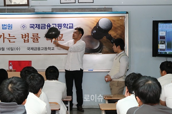 ▲마술사김대영씨가공연을펼치고있다.