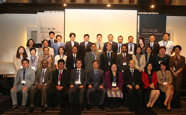 ▲단체사진촬영중인참석자들(사진=한국법제연구원)