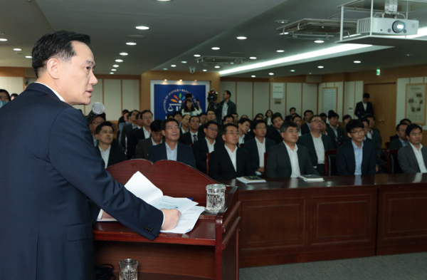 ▲강사로나선김현웅법무부장관(사진=법무부)