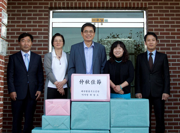 ▲곽상도대한법률구조공단이사장(가운데)이베다니성화원를찾아위문품을전달하고관계자들과기념촬영을하고있다.(사진=대한법률구조공단)