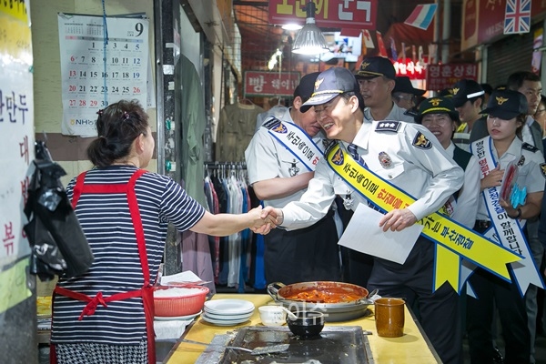 ▲권기선청장이시장상인과얘기를나누고있다.