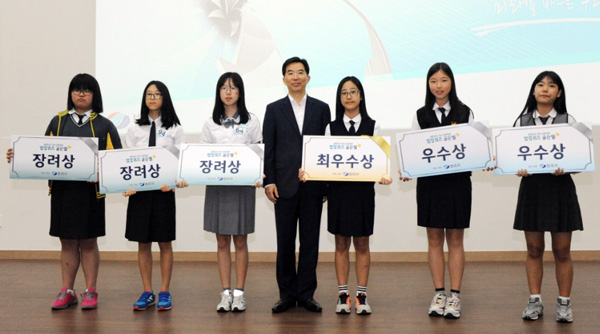 ▲‘제1회법령퀴즈골든벨’대회수상자(사진=법제처)