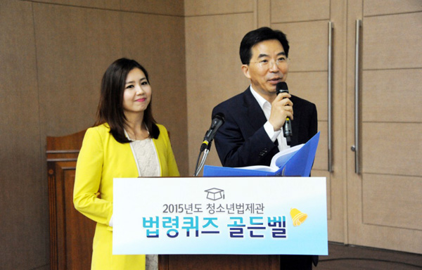 ▲‘제1회법령퀴즈골든벨’대회에참석한황상철법제처차장(사진=법제처)