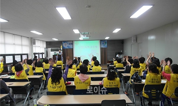 ▲용지동,신월동지역주민50명을초청,독서골든벨행사를열고있다.(사진제공=창원보호관찰소)