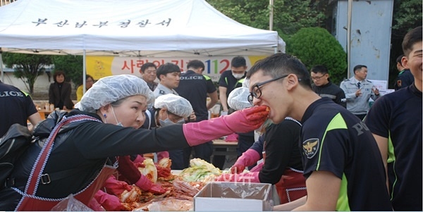 ▲김장김치를의무경찰에게먹여주고있다.