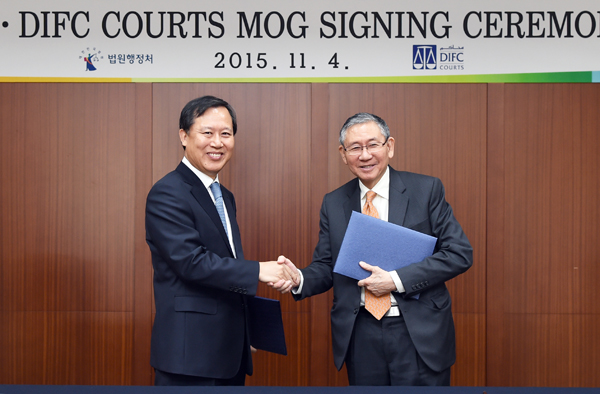 ▲박병대법원행정처장과마이클황두바이국제금융센터DIFC법원장(사진=대법원)