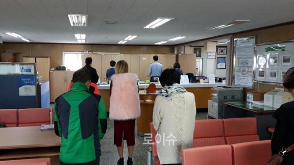 ▲‘턴투워드부산’추모행사에직원들과민원인들이참여하고있다.(사진제공=부산교도소)