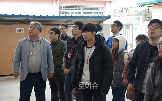 ▲부산대형사정책수강생들이부산교도소집중인성교육실,수용거실,작업안전화생산작업장등을둘러보고있다.(사진제공=부산교도소)