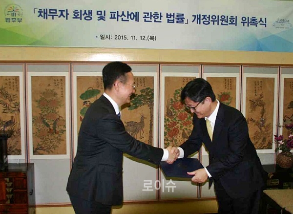 ▲봉욱법무실장이위촉장을수여하고악수를나누고있다.