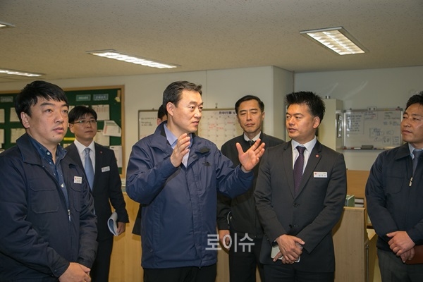 ▲권기선청장이신세계백화점을방문해안전시실을점검하고직원들을격려하고있다.(사진제공=부산경찰청)