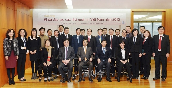 ▲)16일법무법인(유한)태평양제2별관(역삼동지식재산센터빌딩)11층회의층에서태평양김성진대표,재단법인동천차한성이사장,부아잉뚜언(VuAnhTuan)푸토(PhuTho)성베트남인민법원민사부장등26명의관계자가모여단체기념촬영.(사진제공=태평양)