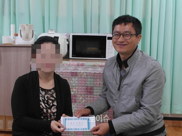 ▲자매결연을맺은가구에성금을전달하고있다.(사진제공=부산교도소)