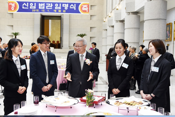 ▲1일신임법관임명식후만찬.양승태대법원장(가운데)신임법관들과담소를나누고있다.(사진=대법원)