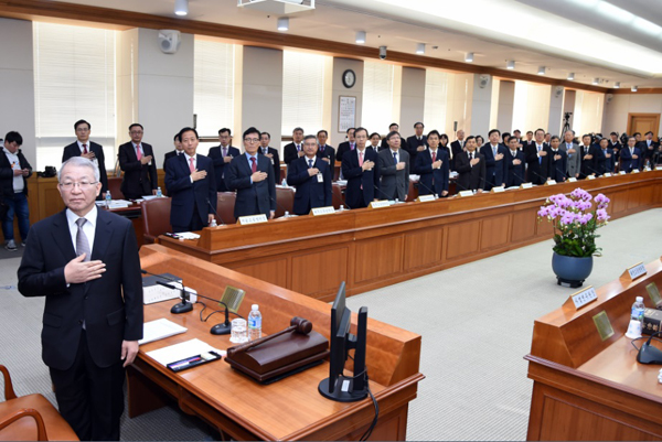 ▲4일대법원청사에서열린전국법원장회의에서국민의례를하는양승태대법원장과전국법원장들(사진=대법원)