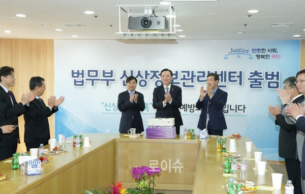 ▲김현웅법무부장관이17일오전정부과천청사5동에서개최된성범죄자신상정보관리센터출범식에참석하여관계자들과출범식을축하하고있다.(사진=법무부)