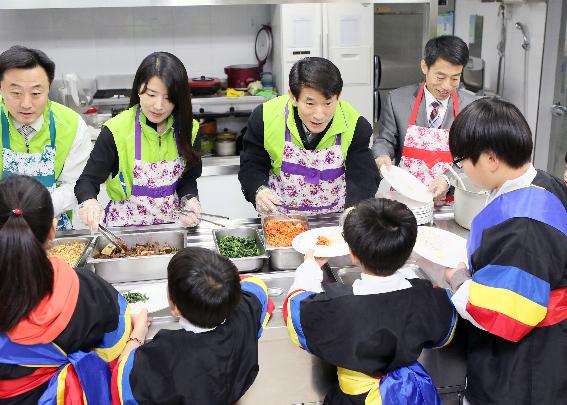 ▲아이들에게밥을퍼주는김용헌사무처장(우측에서두번째)/사진=헌법재판소