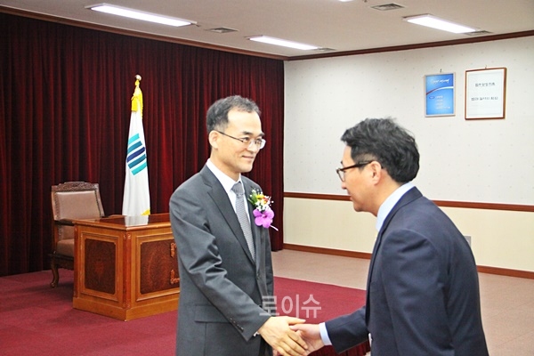 ▲문무일부산고검장이직원들과악수를나누며인사하고있다.(사진제공=부산고검)
