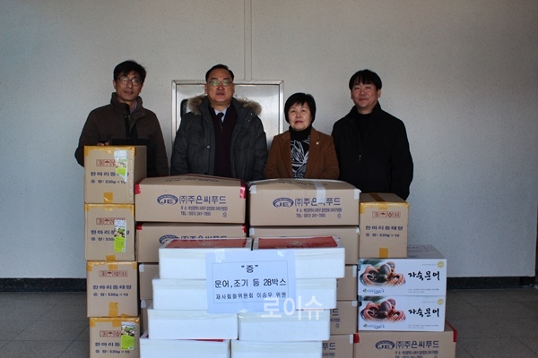 ▲이승우보호위원이부식을전달하고백기영지부장(사진우측2번째)과기념촬영.(사진제공=한국법무보호복지공단부산지부)