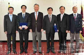 ▲강민구법원장(사진왼쪽3번째)이우수국선변호인으로선정된변호사들과기념촬영.(사진제공=부산지법)