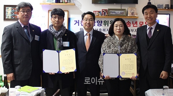 ▲(사진왼쪽부터)박동섭회장,김정호위원,노만석지청장,이금숙위원,이흥수소장이기념촬영.(사진제공=한국법무보호복지공단경남서부지소)