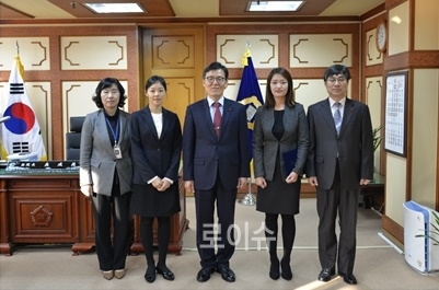▲우성만법원장(사진가운데)이의사,간호사에게임명장을수여하고기념촬영.(사진제공=대구고법)