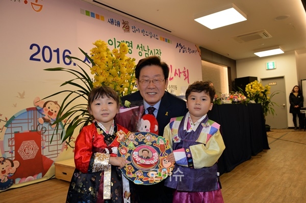 ▲이재명시장이아이들과활짝웃으며기념촬영을하고있다.(사진제공=성남시)
