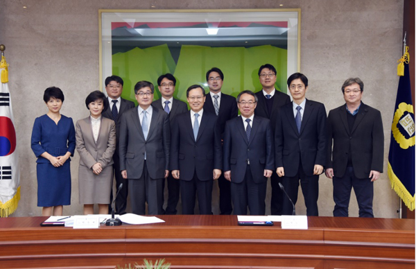 ▲박병대법원행정처장(가운데)과법관임용절차개선자문및연구위원회(사진=대법원)