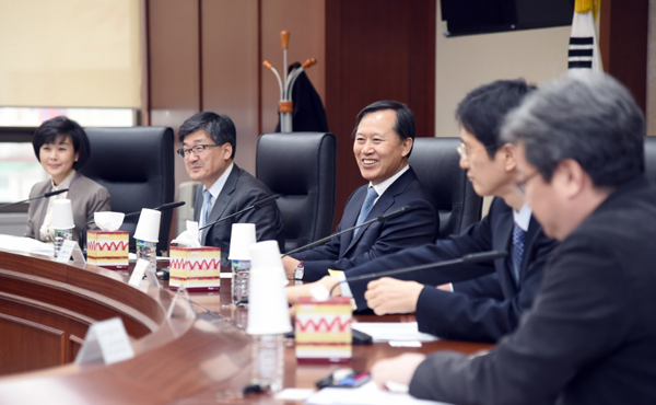 ▲박병대법웒행정처장(가운데)과법관임용절차개선자문및연구위원회(사진=대법원)