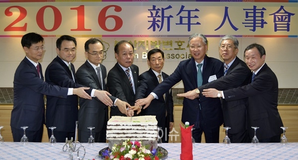 ▲윤인태부산고법원장(사진우측네번째),문무일부산고검장(사진왼쪽세번째),조용한부산지방변호사회장(사진왼쪽네번째)등법조계인사들이신년인사회에서시루떡을절단하며건강기원과법조계발전을위해기념촬영.(사진제공=부산지방변호사회)