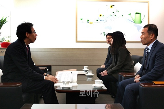 ▲울산지법정성호소년부판사(사진왼쪽)가울산청소년꿈키움센터이양근센터장(우측)과상담조사운영방안등에대해협의하고있다.(사진제공=울산청소년꿈키움센터)