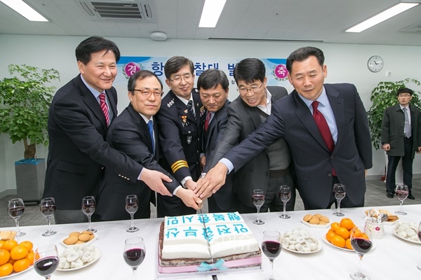 ▲이상식부산경찰청장등이‘안전한부산행복한시민’이새겨진시루떡을자르고있다.▲항만경찰대직원들이파이팅을외치고있다.(사진제공=부산경찰청)