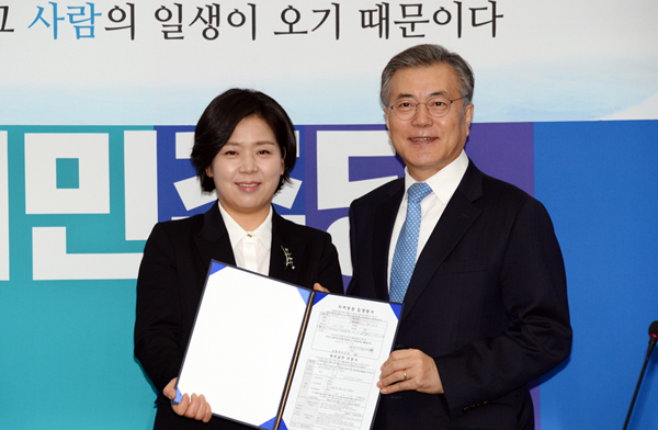 ▲양향자전삼성전자상무와문재인대표(사진=더불어민주당홈페이지)