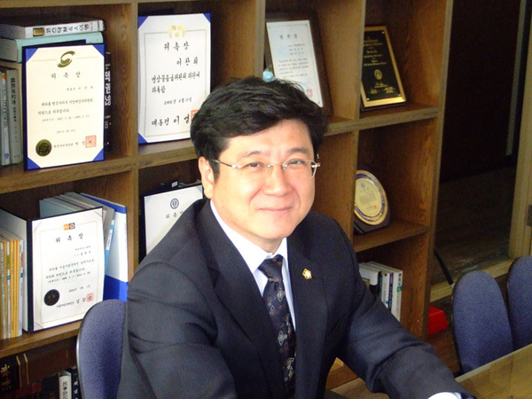 ▲대한변호사협회사무총장을역임한이찬희변호사(사진=페이스북)