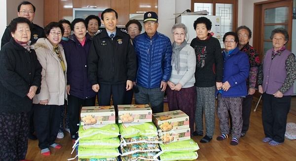 ▲부산교도소정원수과장등은자매결연마을을찾아위문품을전달하고기념촬영.(사진제공=부산교도소)