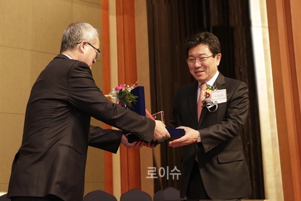▲빛내자상을수상하고있는윤상직전장관(사진우측).(사진제공=윤상직전장관사무실)
